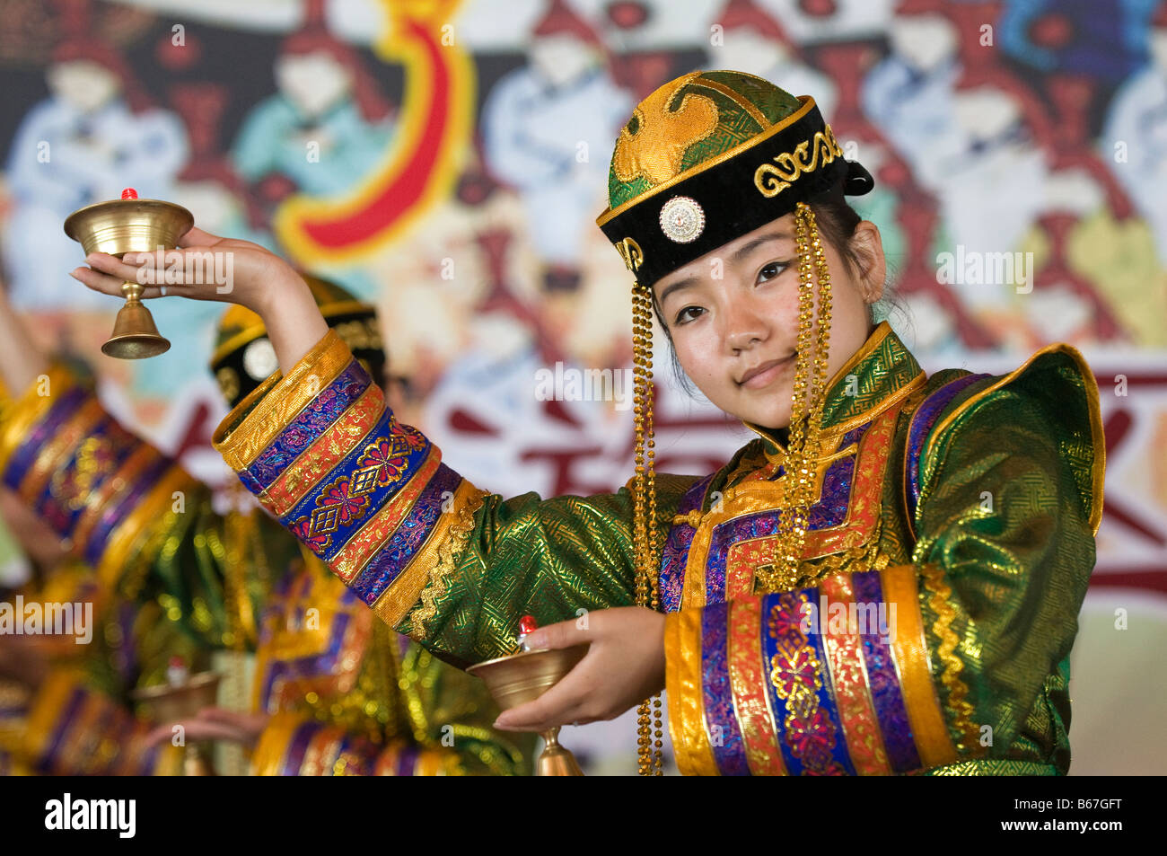 Darsteller in mongolische Trachten unterhalten Touristen Xiwuzhumuqinqi Innere Mongolei China Stockfoto