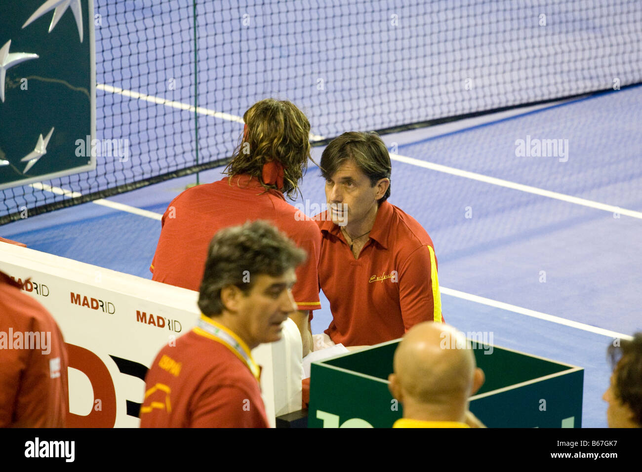 Spanischer Tennisspieler Feliciano Lopez erhält Richtung von der spanischen Mannschaftskapitän Emilio Sanchez Vicario während der 2008 Stockfoto