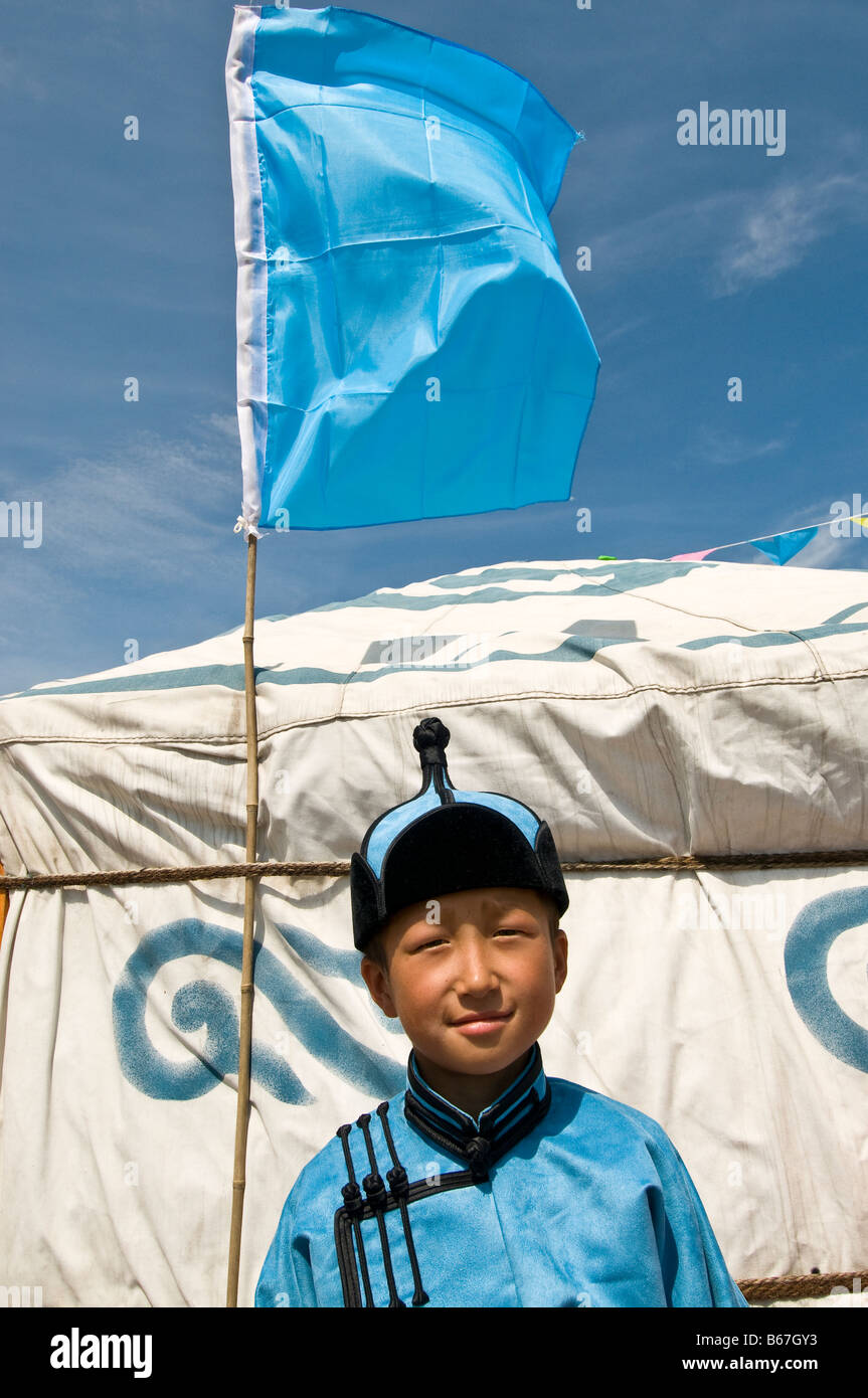 Traditionell gekleideten ethnischen mongolischen Kind besucht im Sommer Naadam Festival Xiwuzhumuqinqi Innere Mongolei China Stockfoto