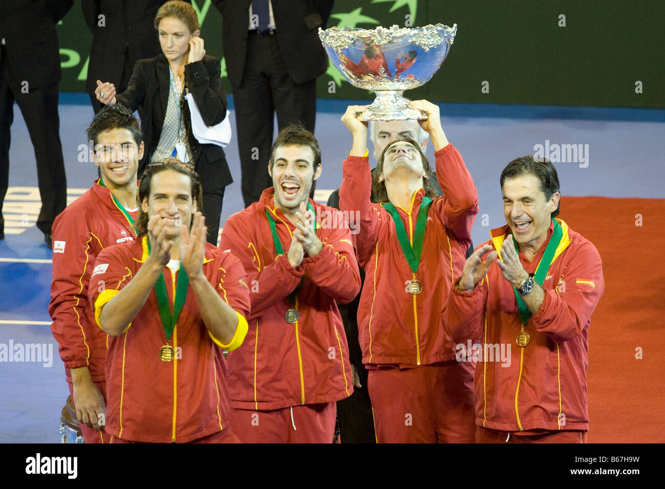 2008 Davis Cup Spanisch team heben den Davis Cup und applaudieren die Anhängern während der 2008 Gewinner Zeremonie Stockfoto