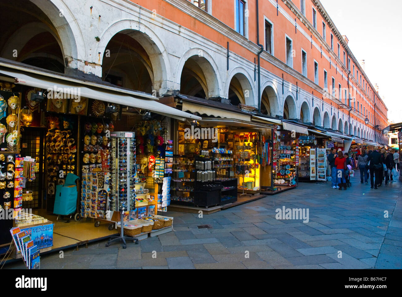 Geschenk und entlang Ruga Orefici Straße am Markt von
