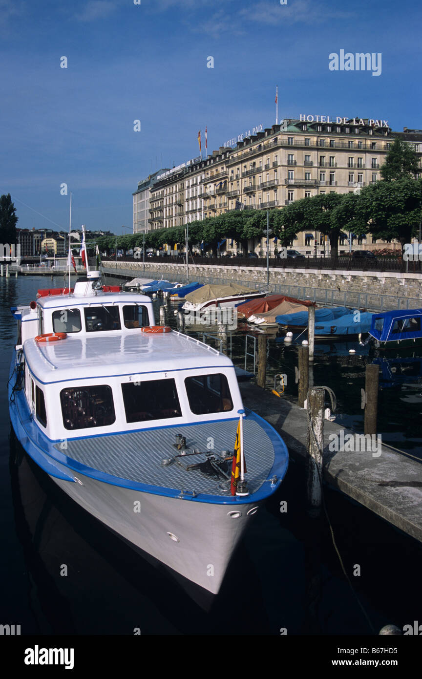 Genuss-Kreuzfahrt Boot und Belle Epoque-Architektur entlang dem Nordufer, Quai du Montblanc, Leman See, Genf, Schweiz Stockfoto