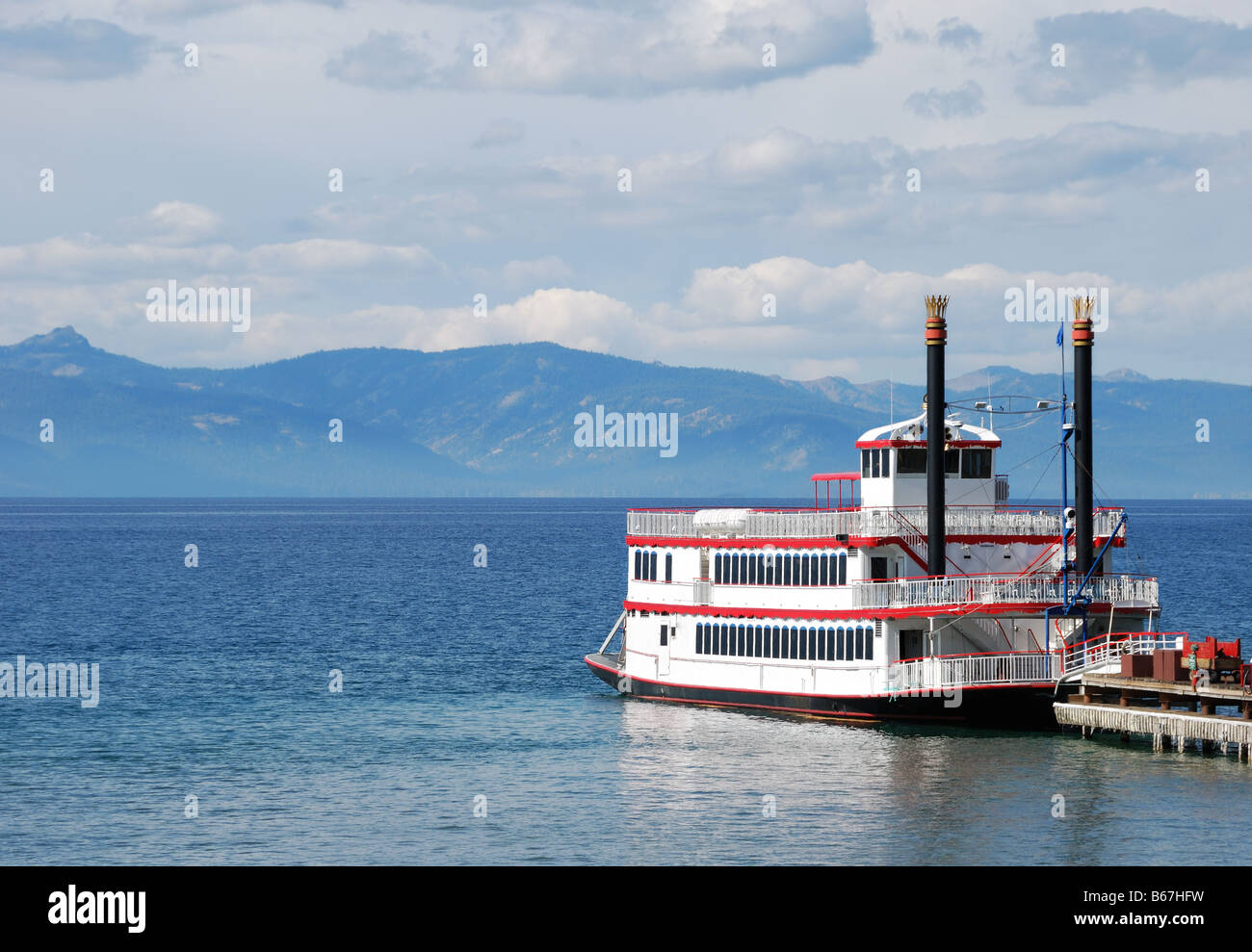Schaufelrad-Boot angedockt an einem See Stockfoto