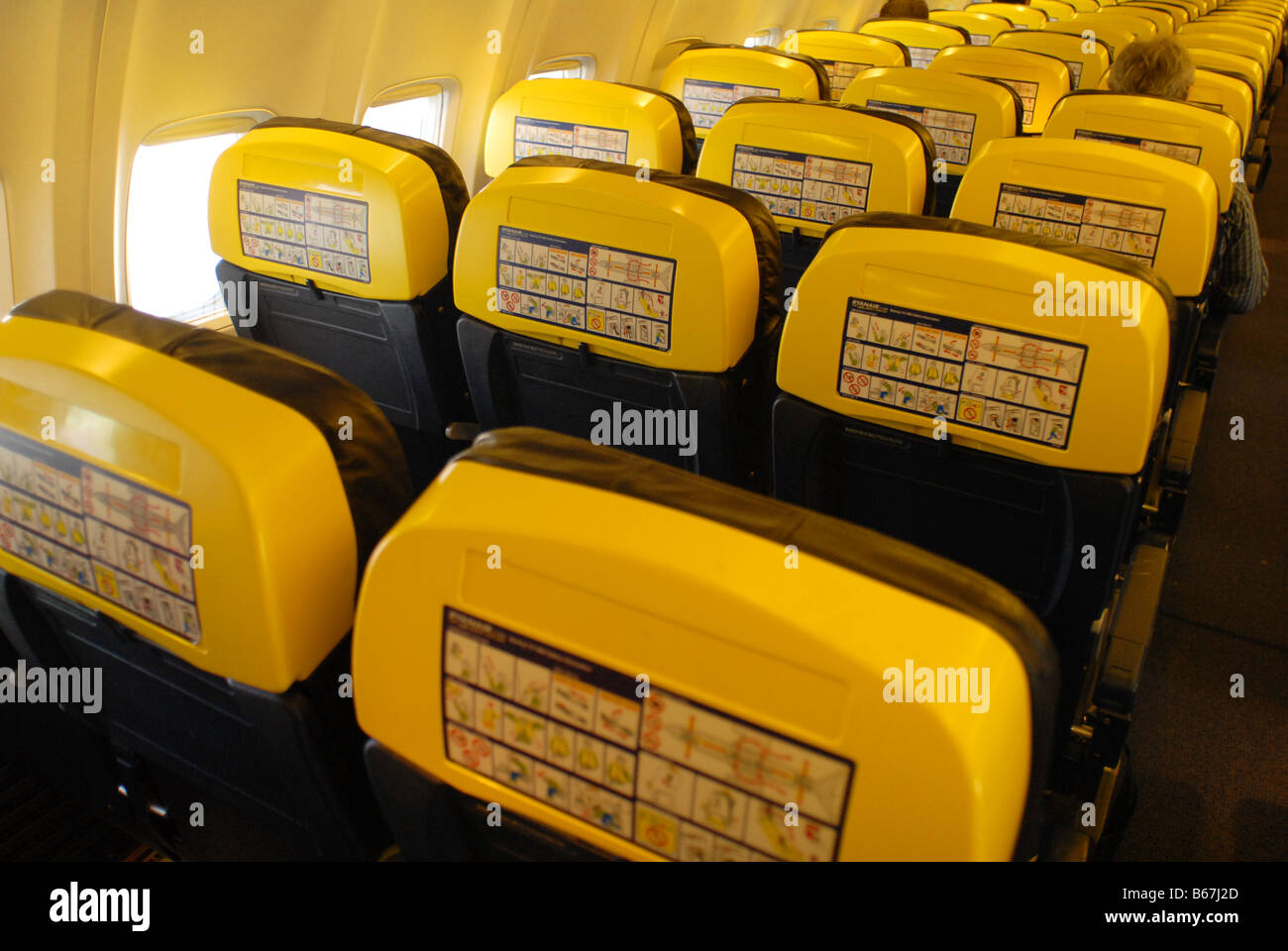 Leere Sitzreihen auf einem Ryanair-Flug von London nach Schweden Stockfoto