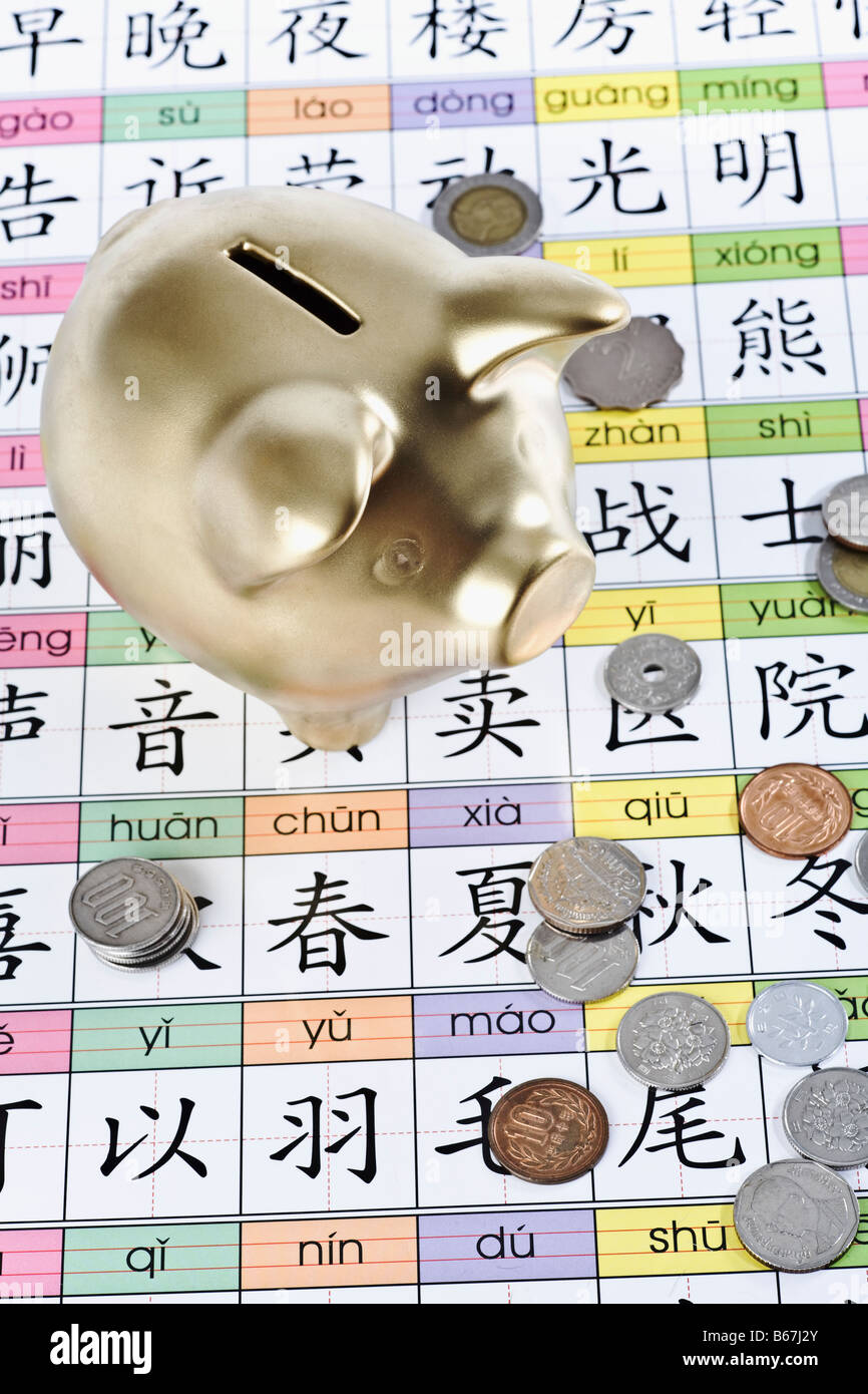 Sparschwein und Münzen auf chinesischen Kalender Stockfoto