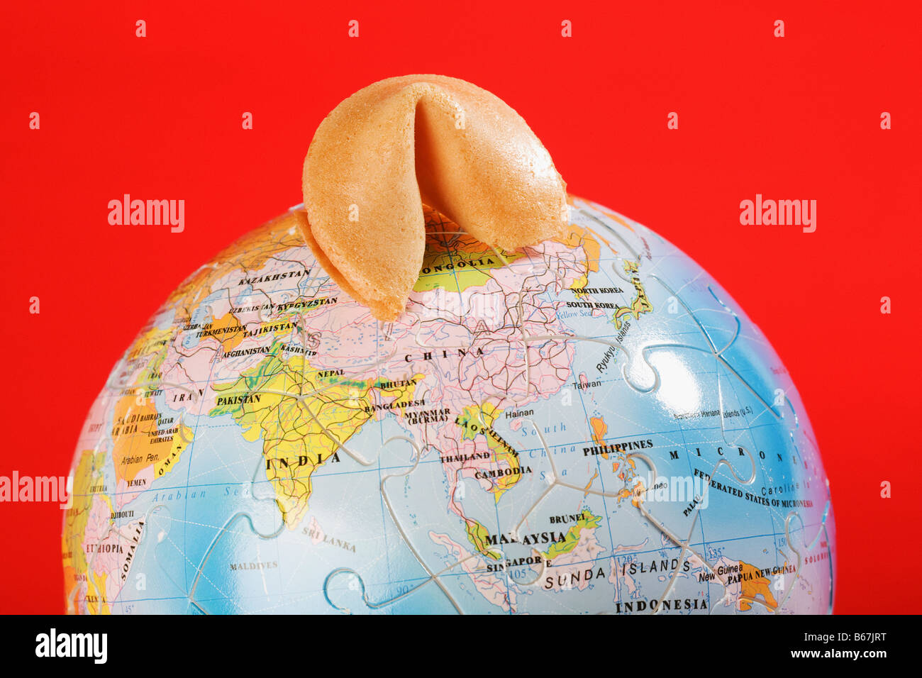 Fortune Cookie auf einem Globus Stockfoto