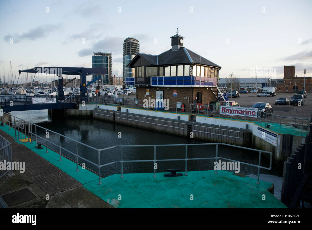 Die Schlösser in Chatham Maritime Marina. Chatham. Kent. Stockfoto