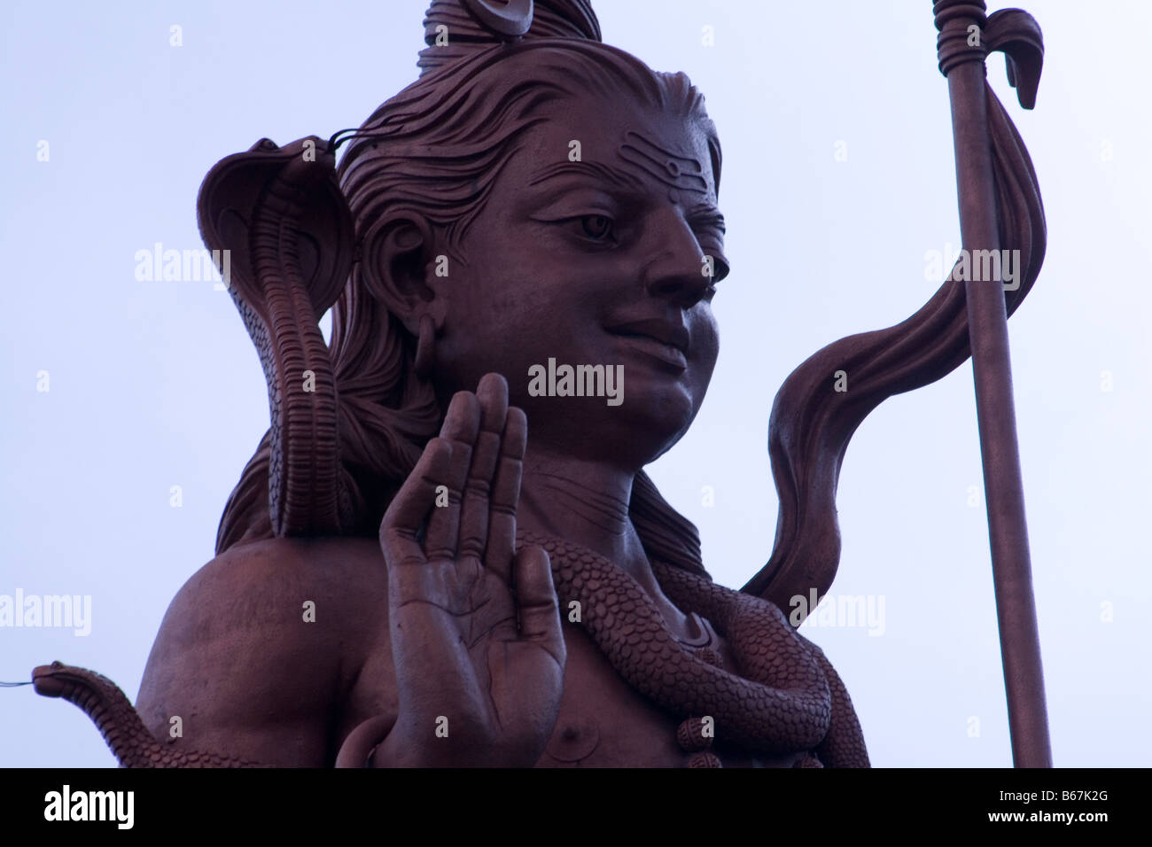 Kopf & Schulter Detail einer großen Statue des Hindu Gott Shiva, auch bekannt als Mangal Mahadev, Grand Bassin, Mauritius hautnah. Stockfoto