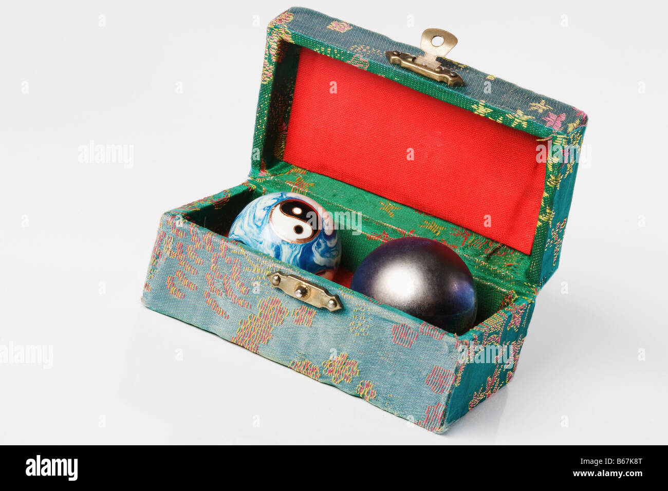 Nahaufnahme einer Yin Yang Kugel mit einer Qigong-Kugel in einer box Stockfoto