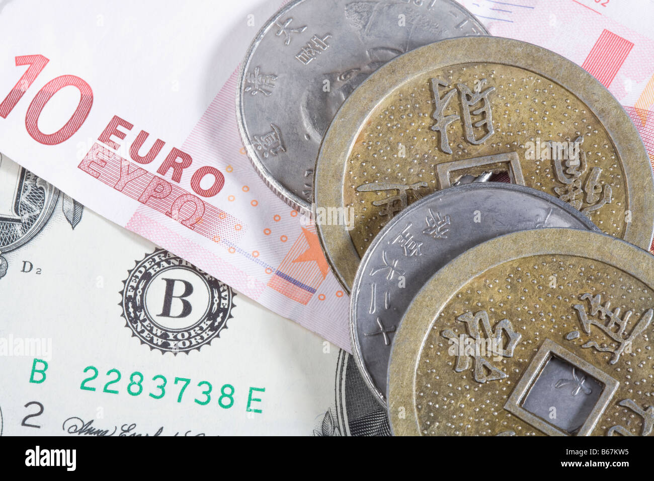 Nahaufnahme von chinesischen Münzen mit EU-Währung Stockfoto