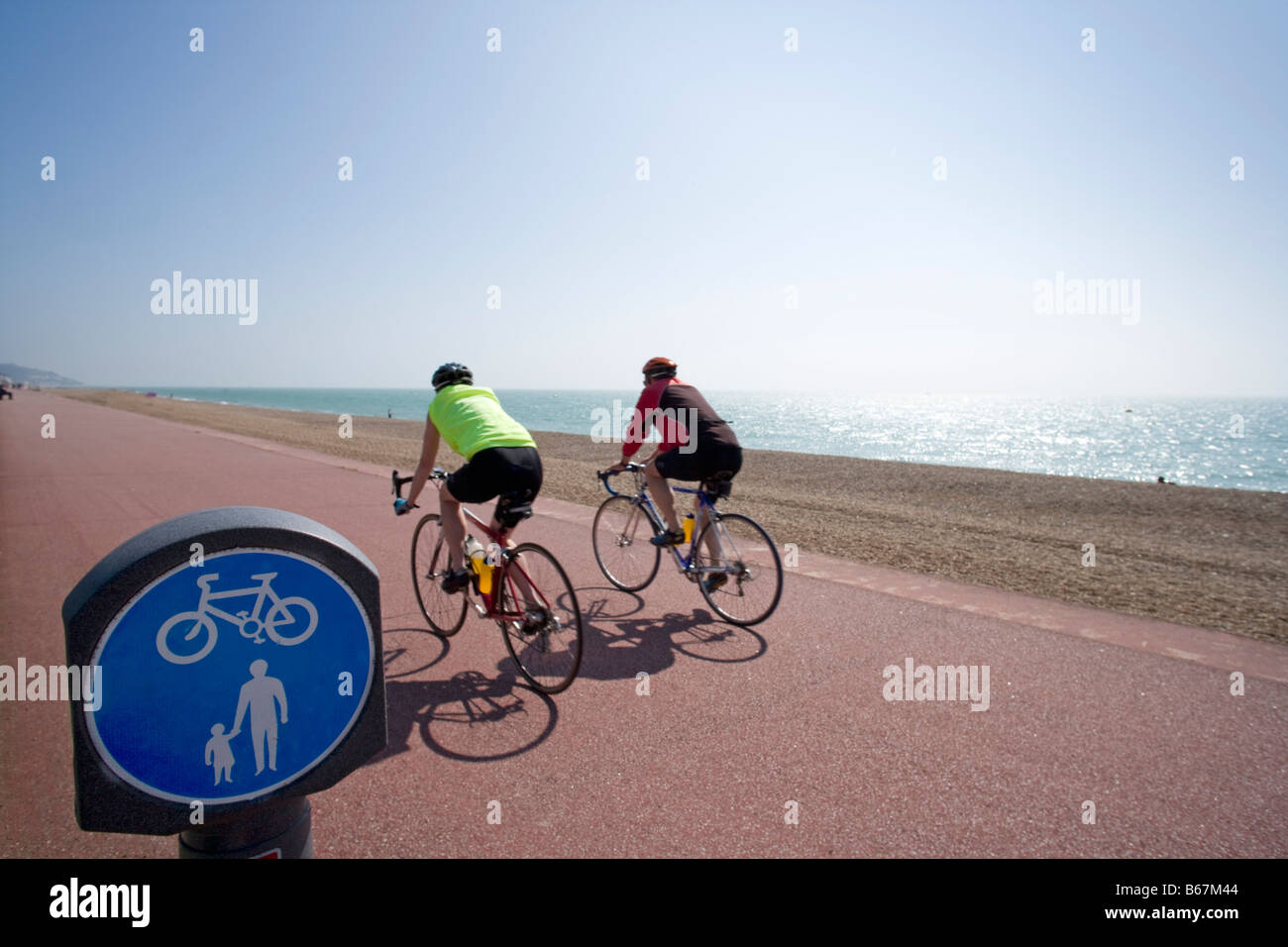 Radfahrer auf [Küsten-Radweg] an Hythe Kent [National Cycle Network Route 2] Stockfoto
