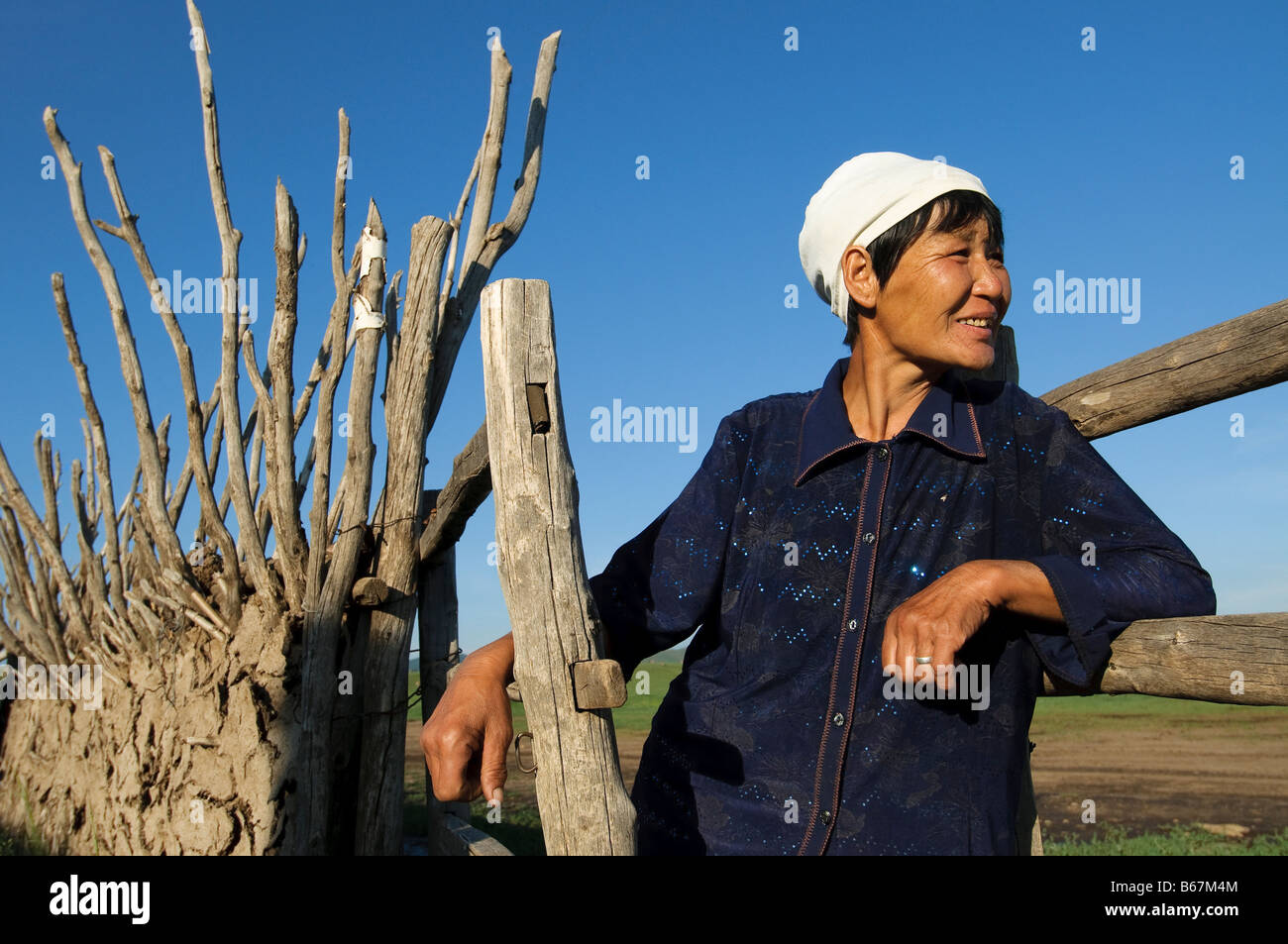 Ethnische mongolische Frau zu Hause im Land Xiwuzhumuqinqi Innere Mongolei China Stockfoto