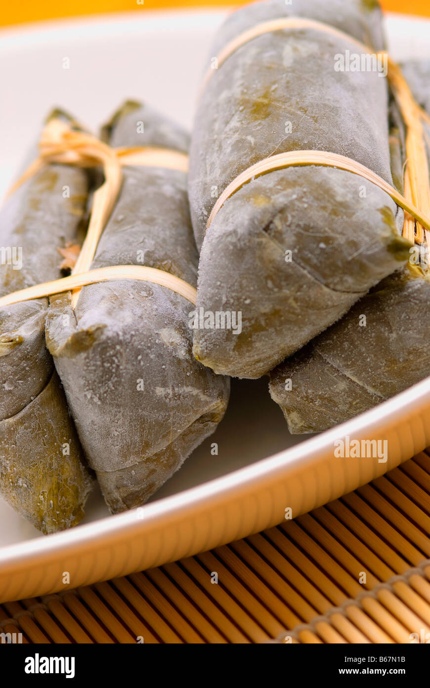 Nahaufnahme der chinesische Knödel, eingewickelt in Bambusblätter Stockfoto