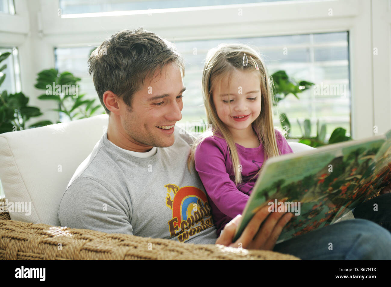 Vater und Tochter (3-4 Jahre), ein Buch lesen, München, Deutschland Stockfoto