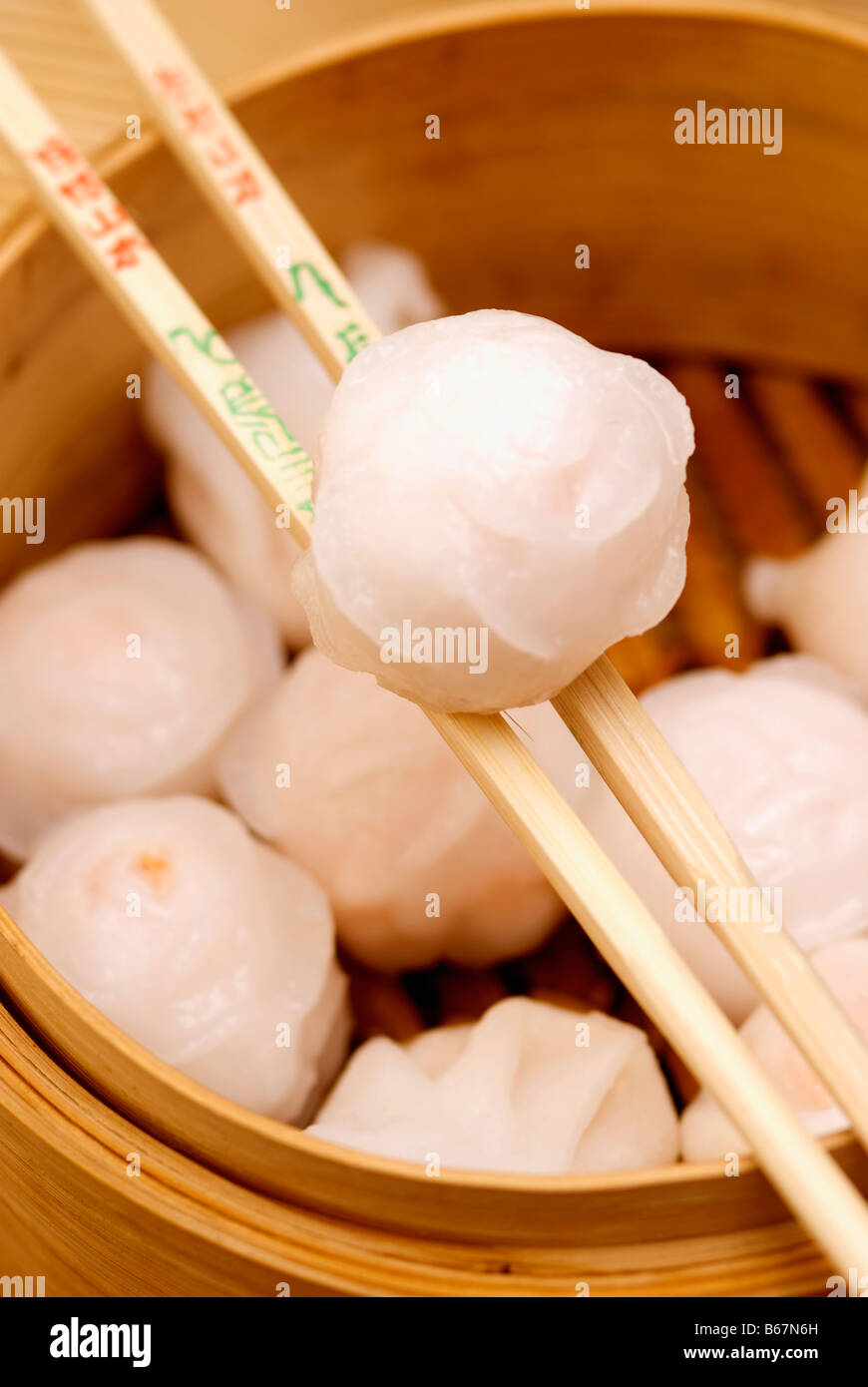 Nahaufnahme des chinesischen Teigtaschen in Stäbchen statt Stockfoto