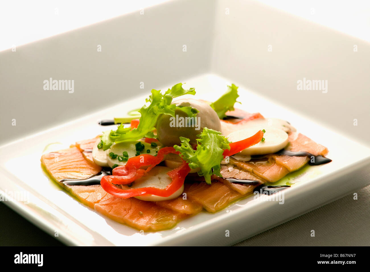 Nahaufnahme von Lachs Gericht mit Palmito und Sojasoße Stockfoto