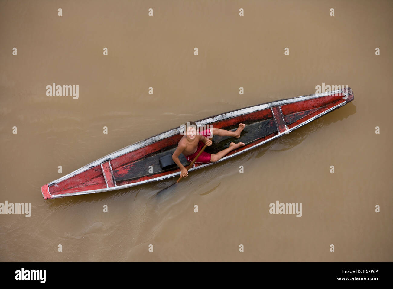Amazon indischen Jungen in einem Kanu auf dem Amazonas, Rio do Cajari, Para, Brasilien, Südamerika Stockfoto