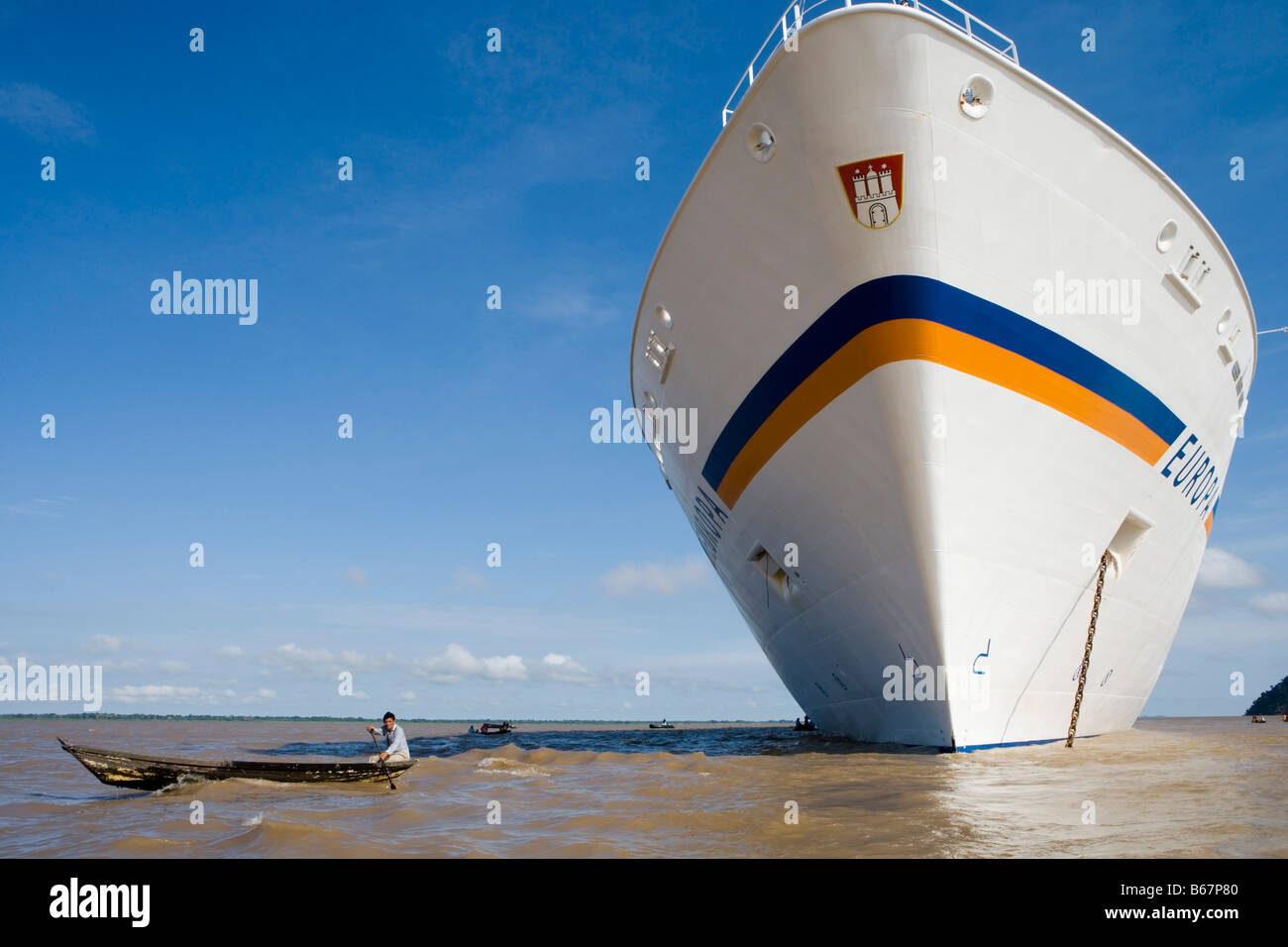 Amazon indischen Mann in ein Kanu und MS Europa am Amazonas, Boca da Valeria, Amazonas, Brasilien Stockfoto