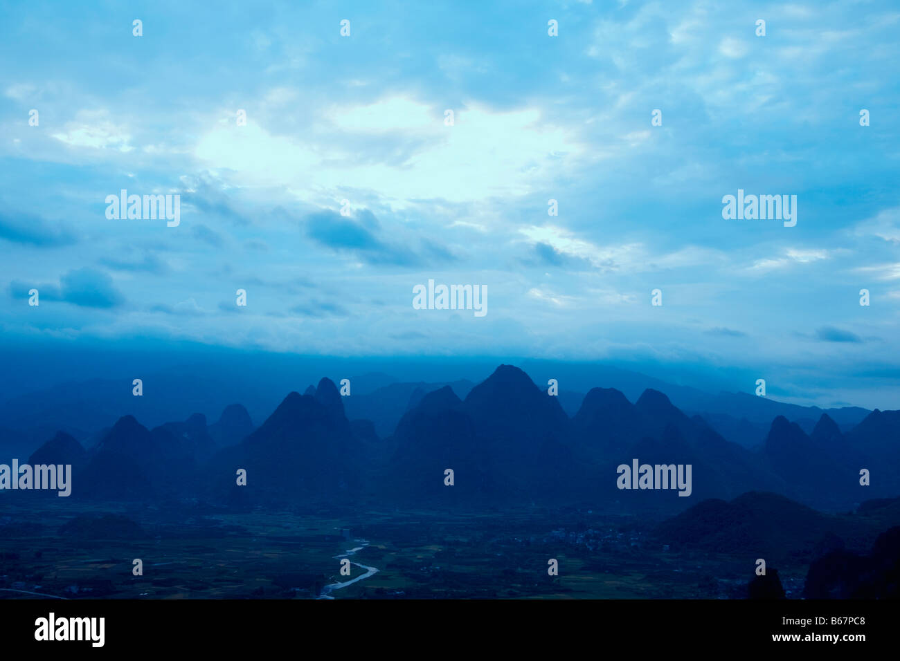 Silhouette von Hügelketten in der Abenddämmerung, Guilin Hügeln, Xingping, Yangshuo, Provinz Guangxi, China Stockfoto