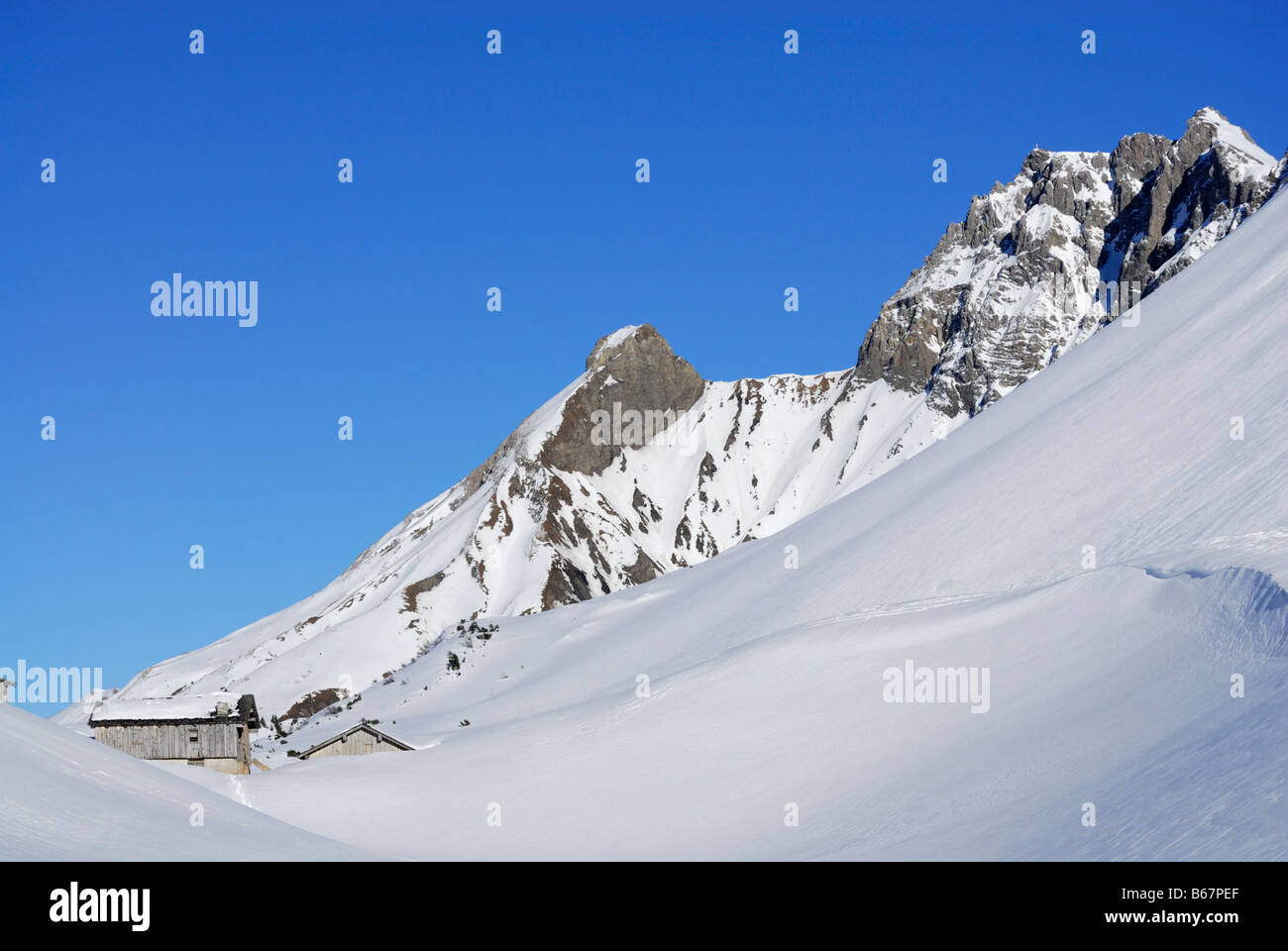 Alphütte Vordere Lechleitner Alm mit Hochrappenkopf, Lechleiten, Allgäu Palette, Allgäu, Tirol, Österreich Stockfoto