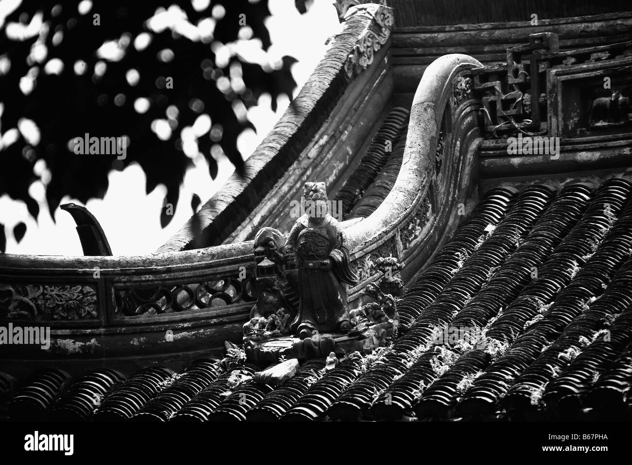 Statue auf dem Dach, Yu Yuan Garten, Shanghai, China Stockfoto