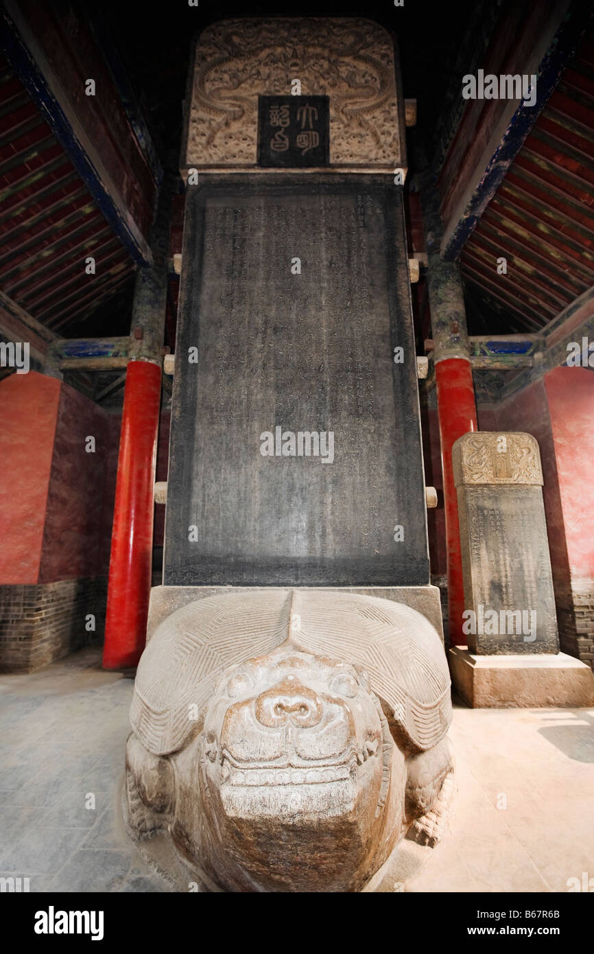 Niedrigen Winkel Ansicht eines Steines tablet, dreizehn Tablet Pavillons, Tempel des Konfuzius, Qufu, Provinz Shandong, China Stockfoto