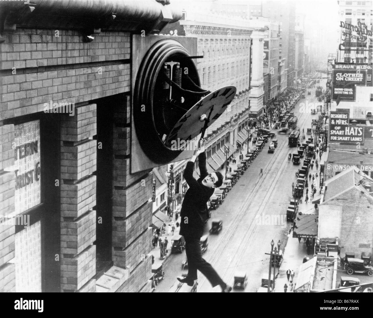 Harold Lloyd Sicherheit letzte 1923 Stummfilm mit dem großen Komiker hängen  von einer Uhr in der Innenstadt von LA Stockfotografie - Alamy
