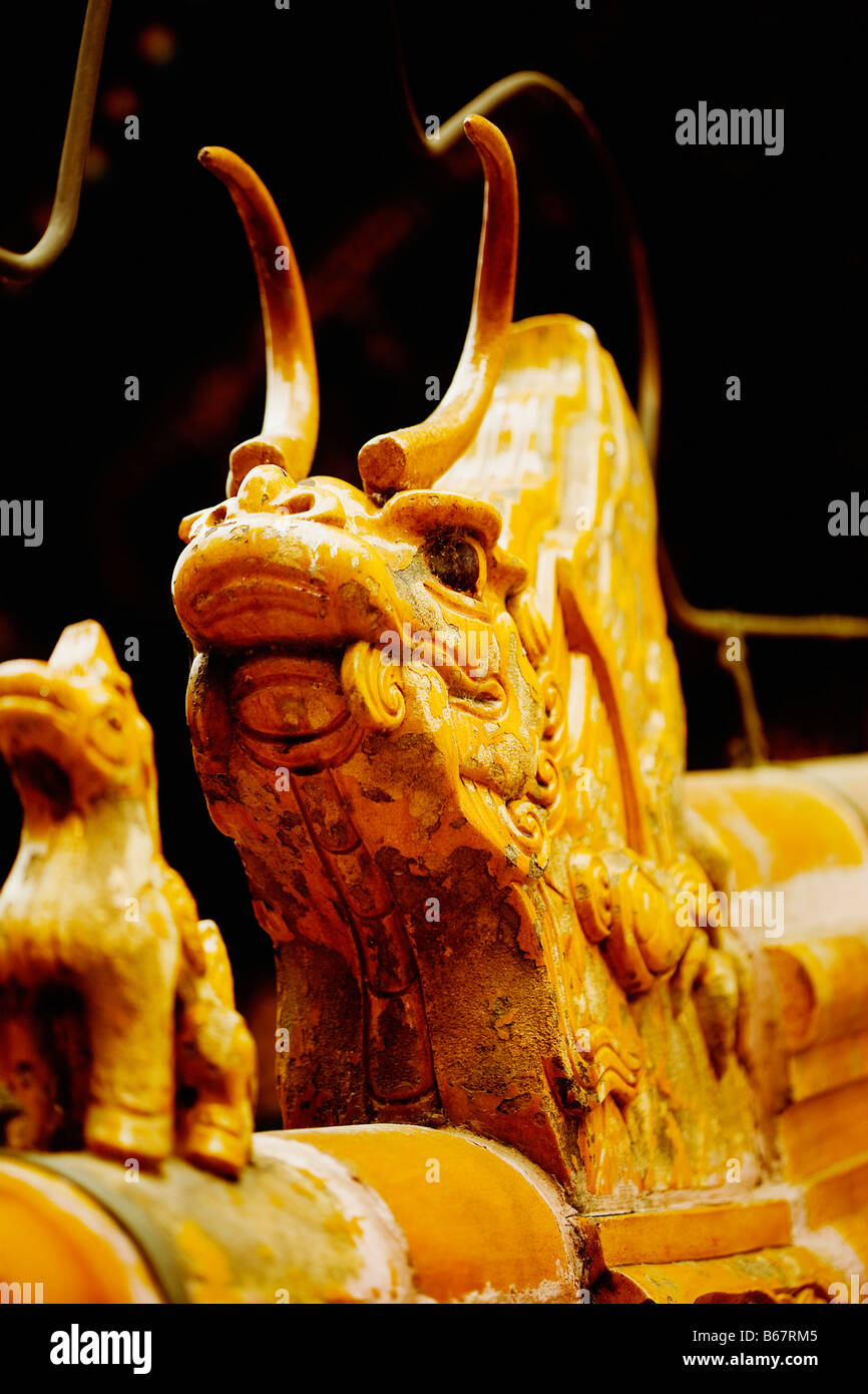 Nahaufnahme der Statue eines chinesischen Drachen, Turm von buddhistischen Weihrauch, Sommerpalast, Peking, China Stockfoto