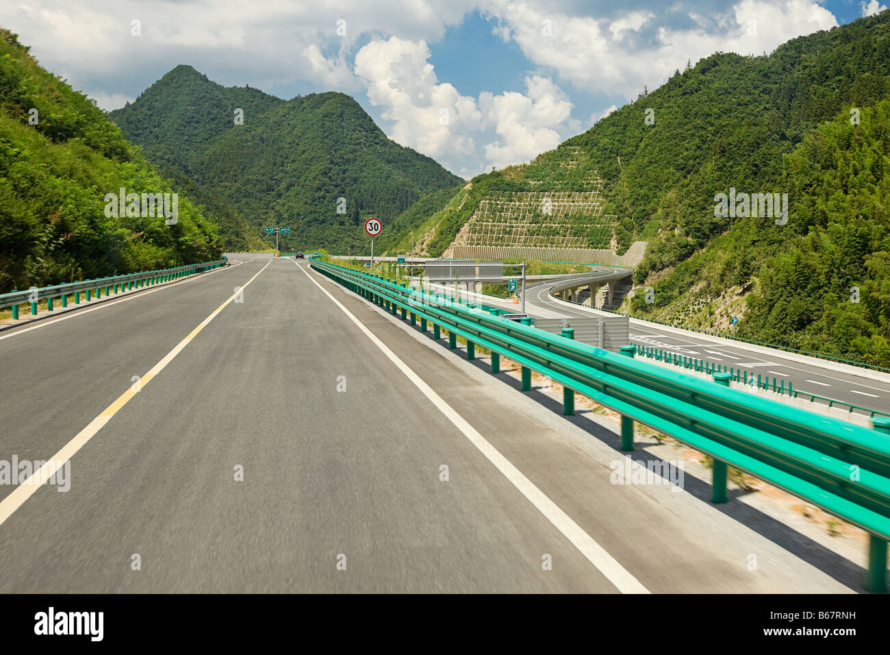 Straße, die durch Berge, Berge von Huangshan, Anhui Provinz, China Stockfoto