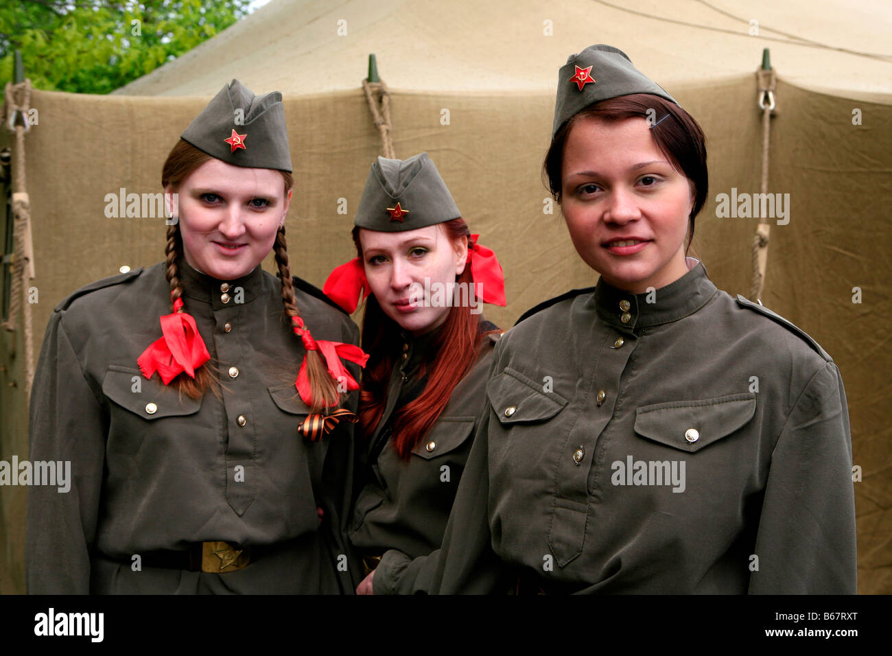 Drei Mädchen in Uniform der Roten Armee während Victory Day Feierlichkeiten im Park des Sieges in Moskau, Russland Stockfoto