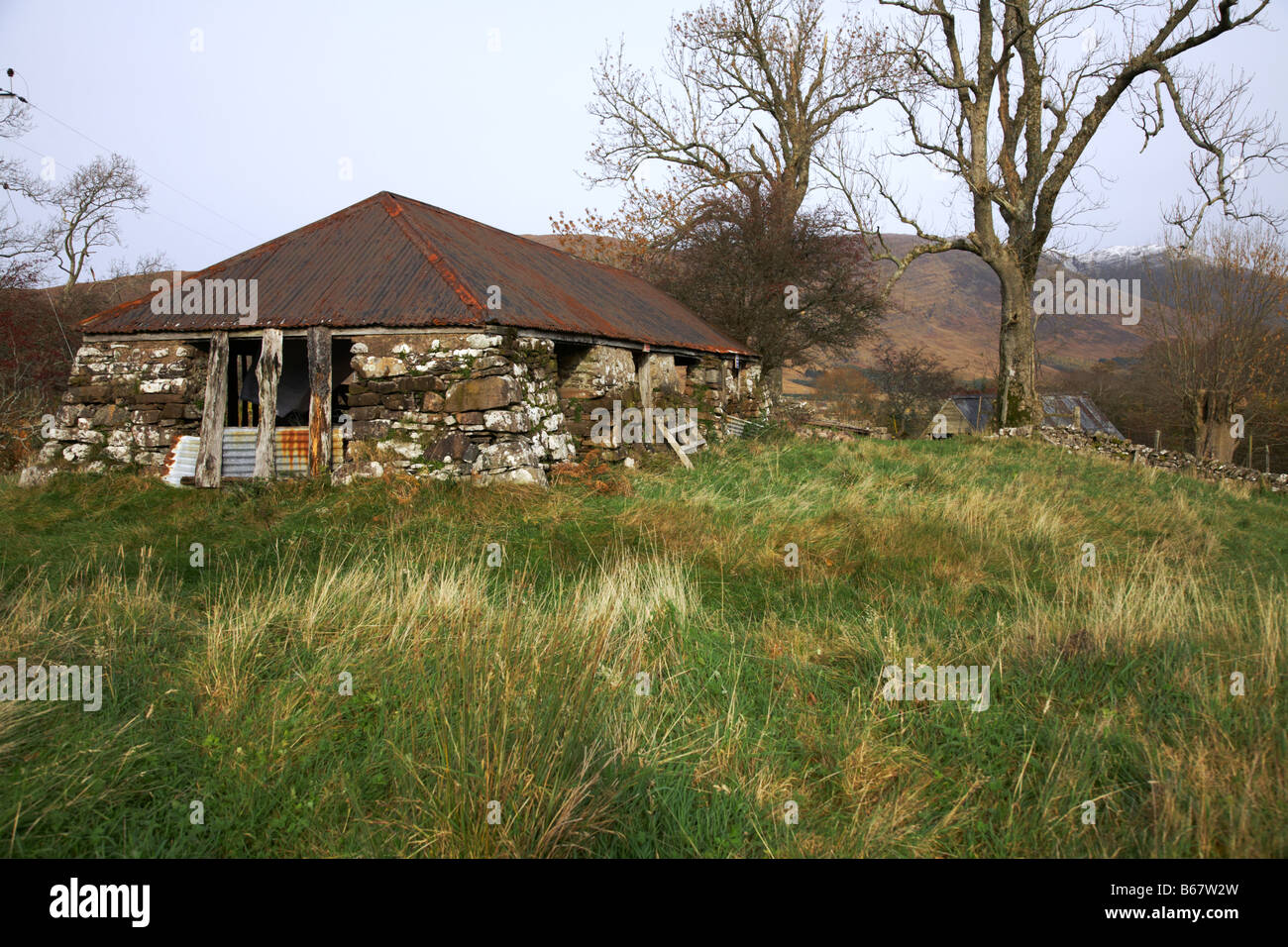 Naturstein-Bauernhof Scheune mit Wellblechdach, Mains Farm, Applecross, Wester Ross, Ross und Cromarty, Highlands, Schottland Stockfoto