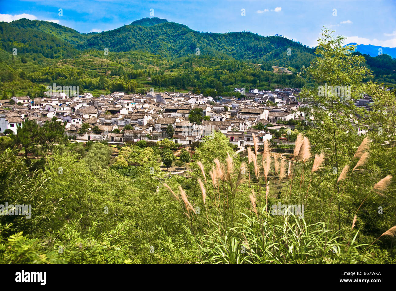 Erhöhte Ansicht eines Dorfes, Xidi, Provinz Anhui, China Stockfoto