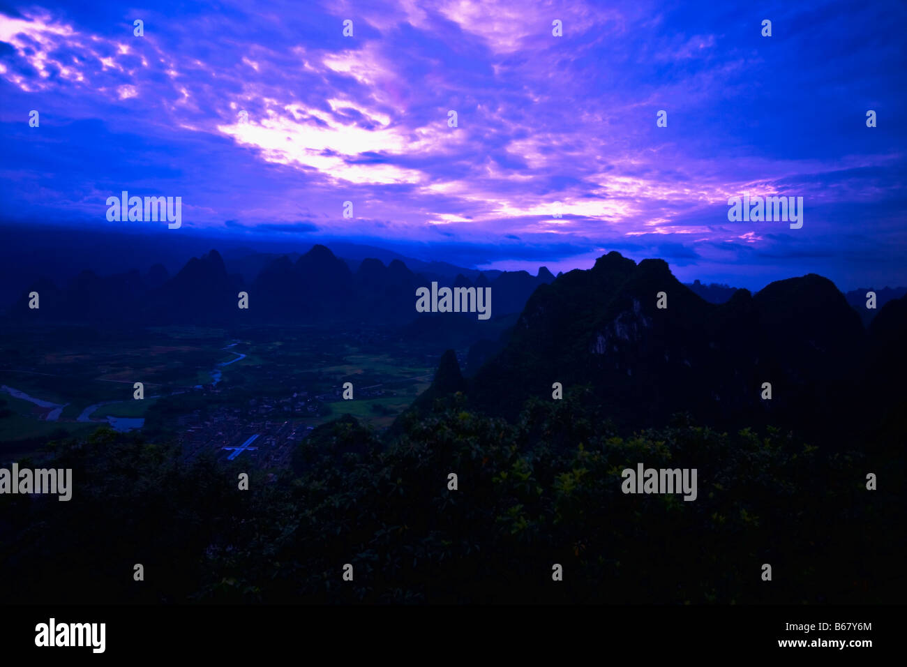 Erhöhte Ansicht der Felsformationen auf eine Landschaft, Li-Fluss, XingPing, Yangshuo, Provinz Guangxi, China Stockfoto