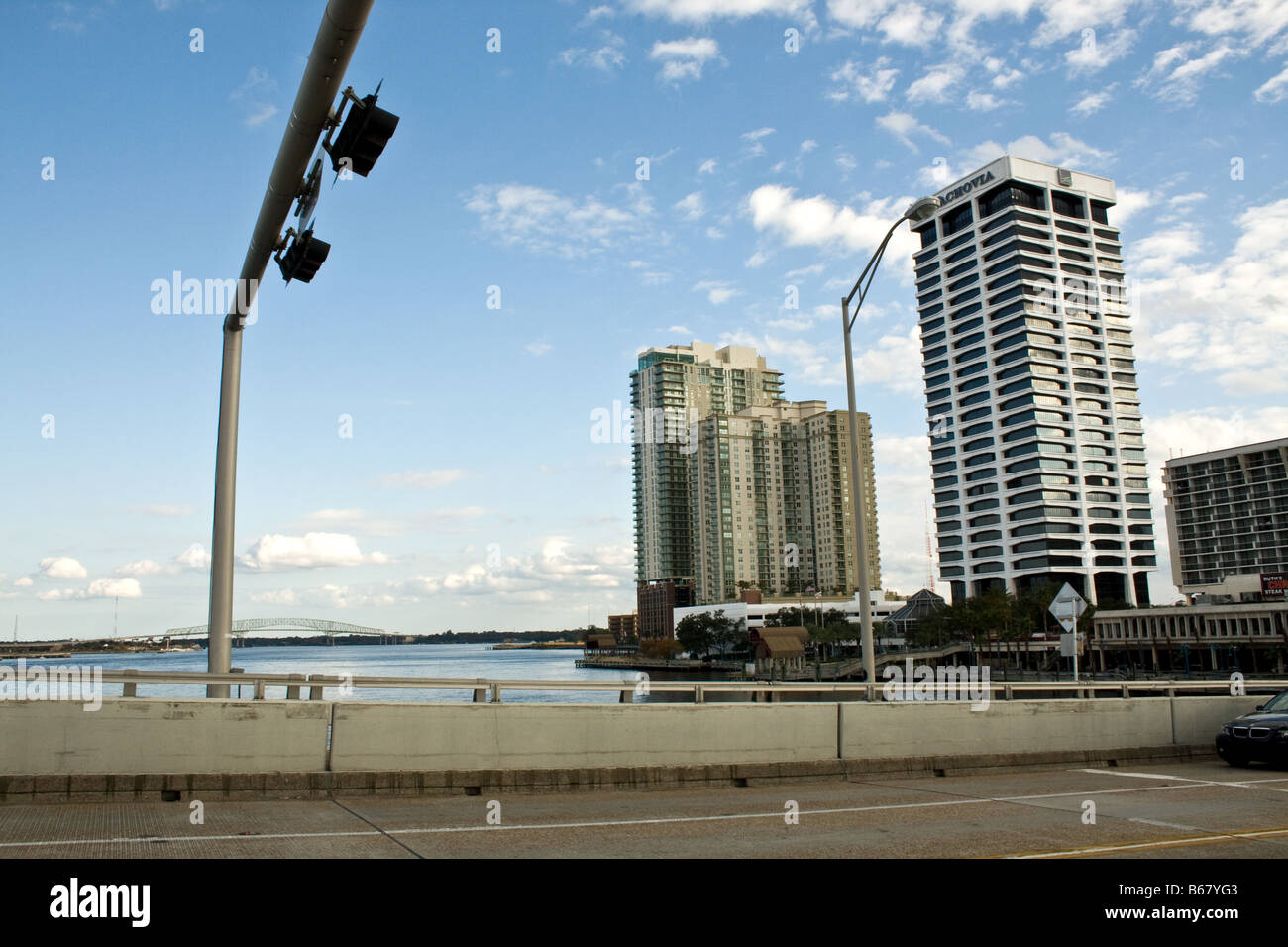 Wolkenkratzer, wie gesehen von der Main Street Bridge in Jacksonville, Florida Stockfoto