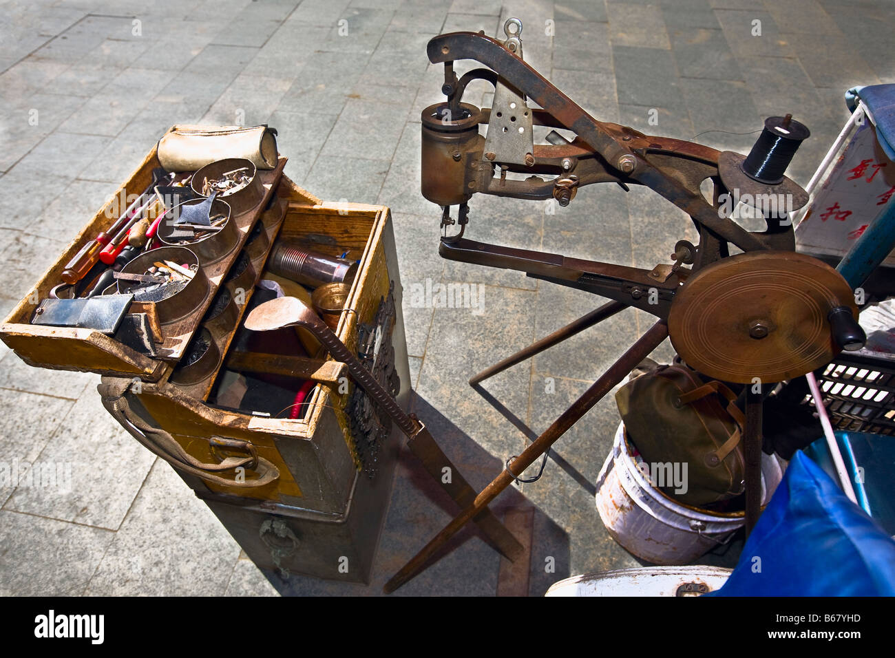 Erhöhte Ansicht eines Schuhs machen Maschine, HohHot, Innere Mongolei, China Stockfoto