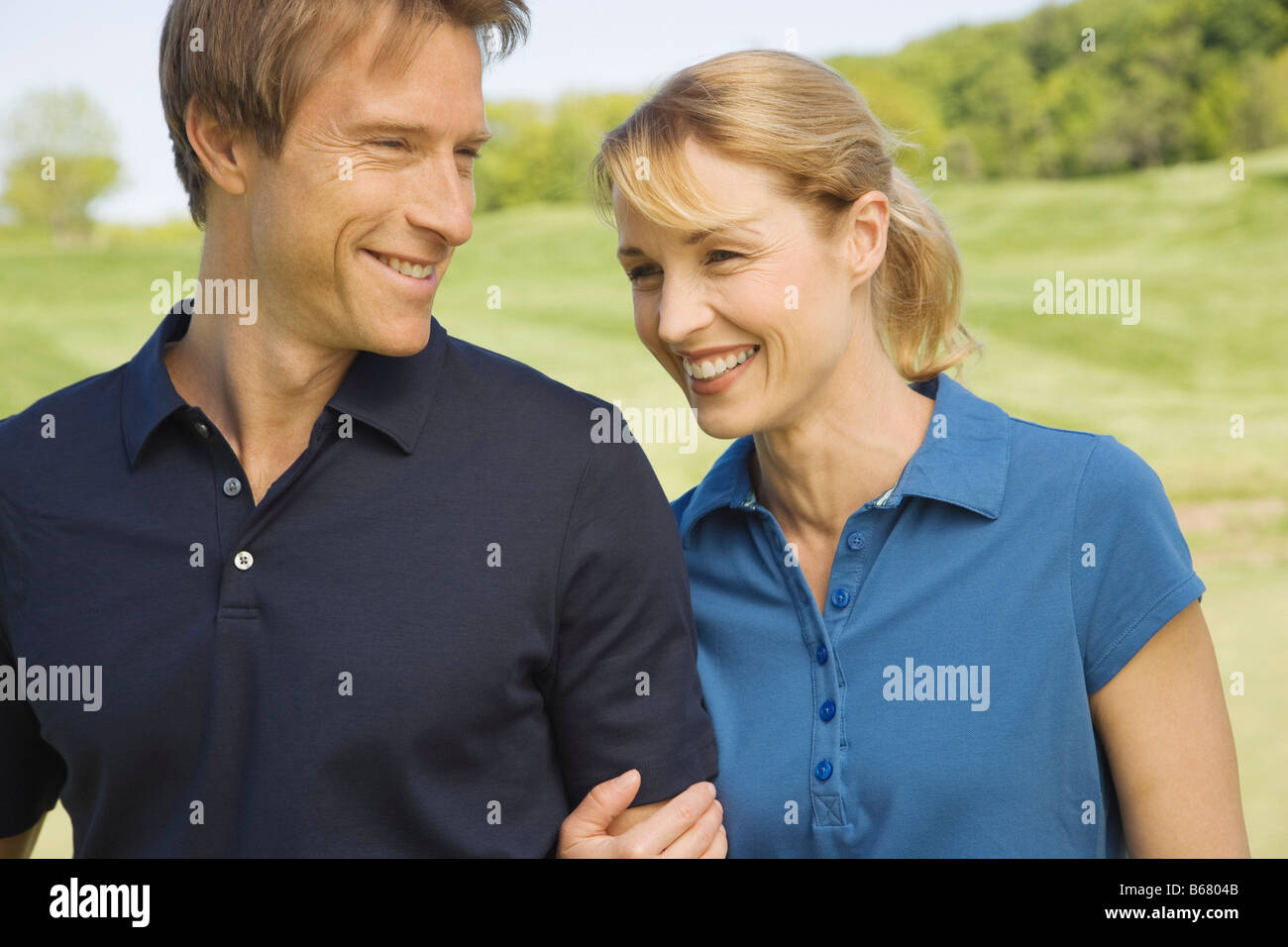 Porträt des Paares auf Golfplatz Stockfoto