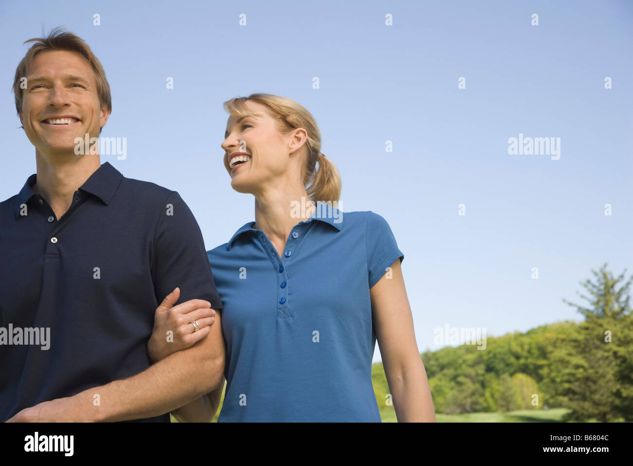 Porträt des Paares auf Golfplatz Stockfoto