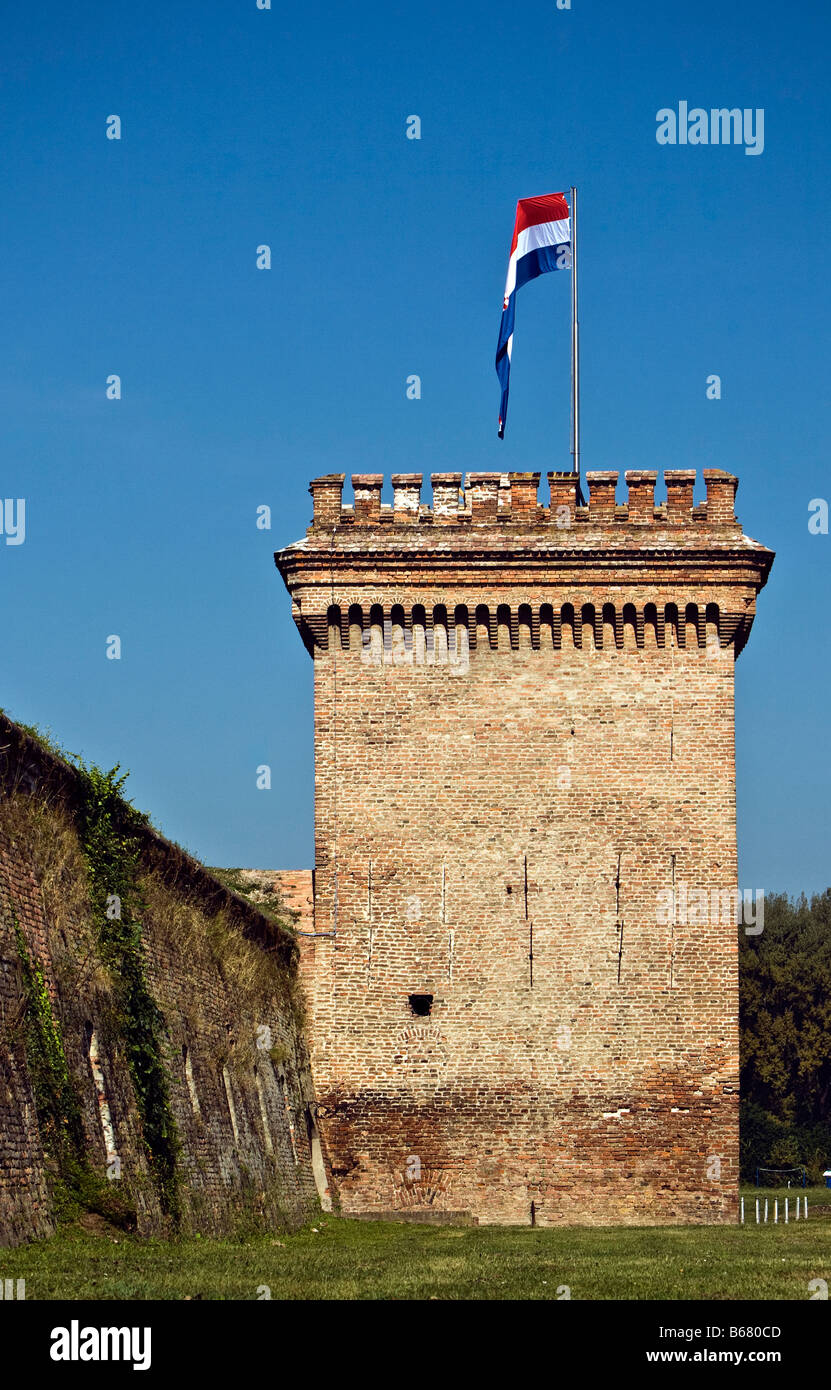 KROATIEN, OSIJEK. Teil der Bastionen und der Wasserturm in Tvrdja, Osijek, Kroatien. Stockfoto