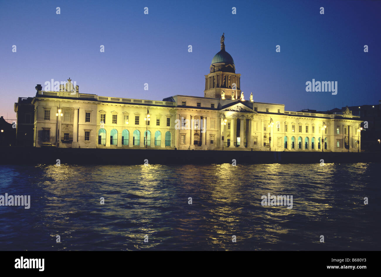 Nachtansicht vom Fluss des Custom House, Dublin, Irland Stockfoto