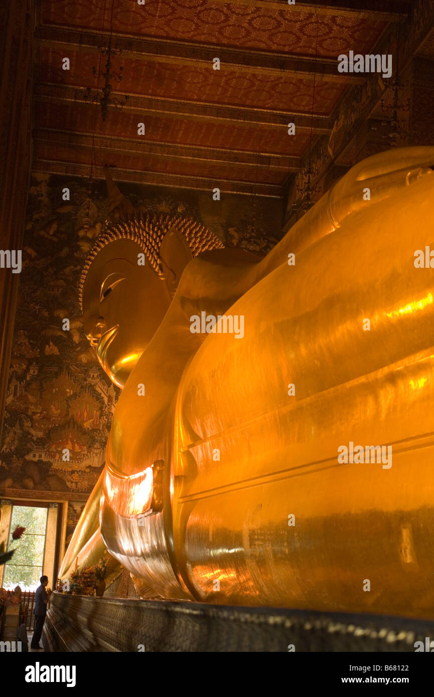 Blick entlang der goldenen liegenden Buddha, Wat Pho, der Tempel des liegenden Buddha, der größte und älteste Wat in Bangkok, Bang Stockfoto