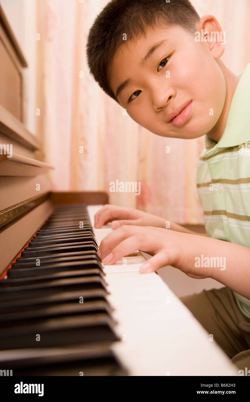 Bildnis eines Knaben, ein Klavier zu spielen Stockfoto