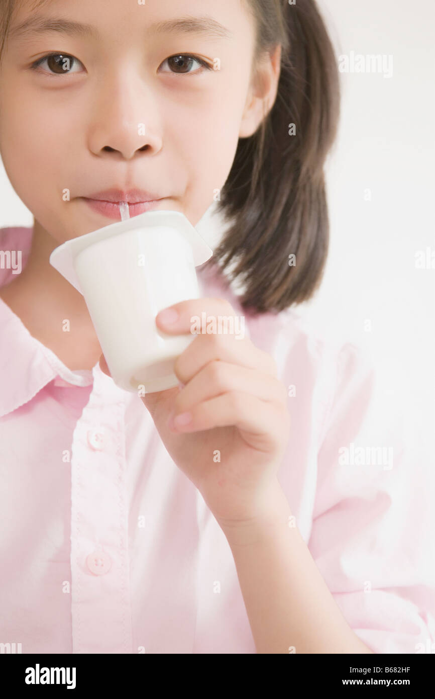 Porträt eines Mädchens Milchshake trinken Stockfoto