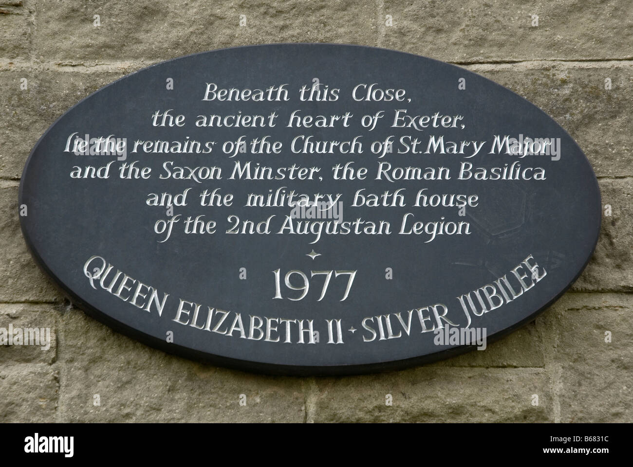 Gedenktafel am Südwestrand von Cathedral Close, Exeter, Devon Stockfoto