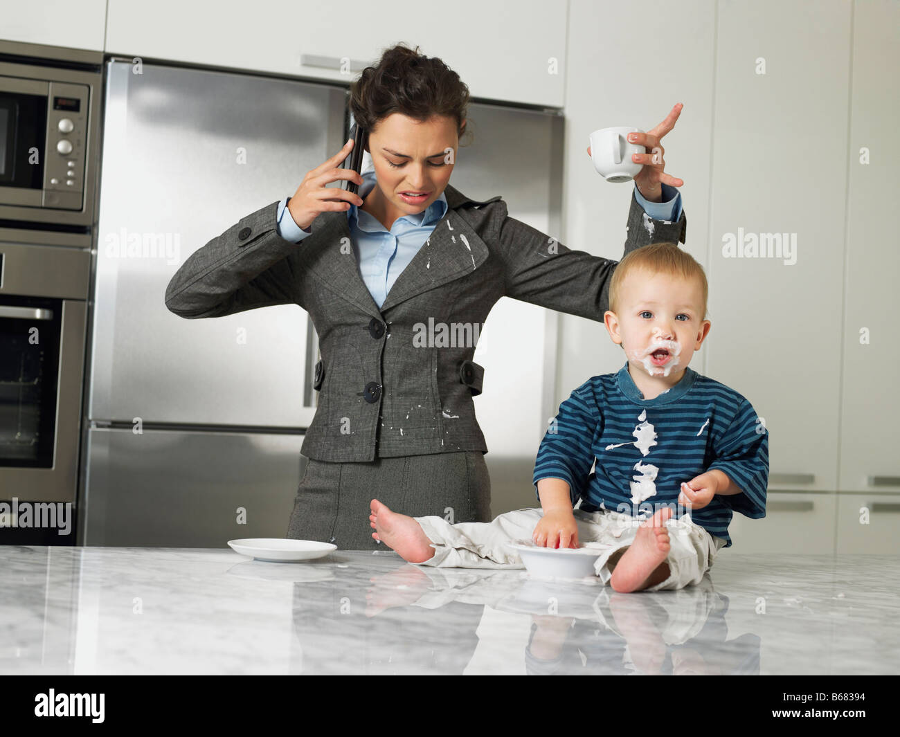Arbeitende Mutter mit Sohn ein Chaos Stockfoto