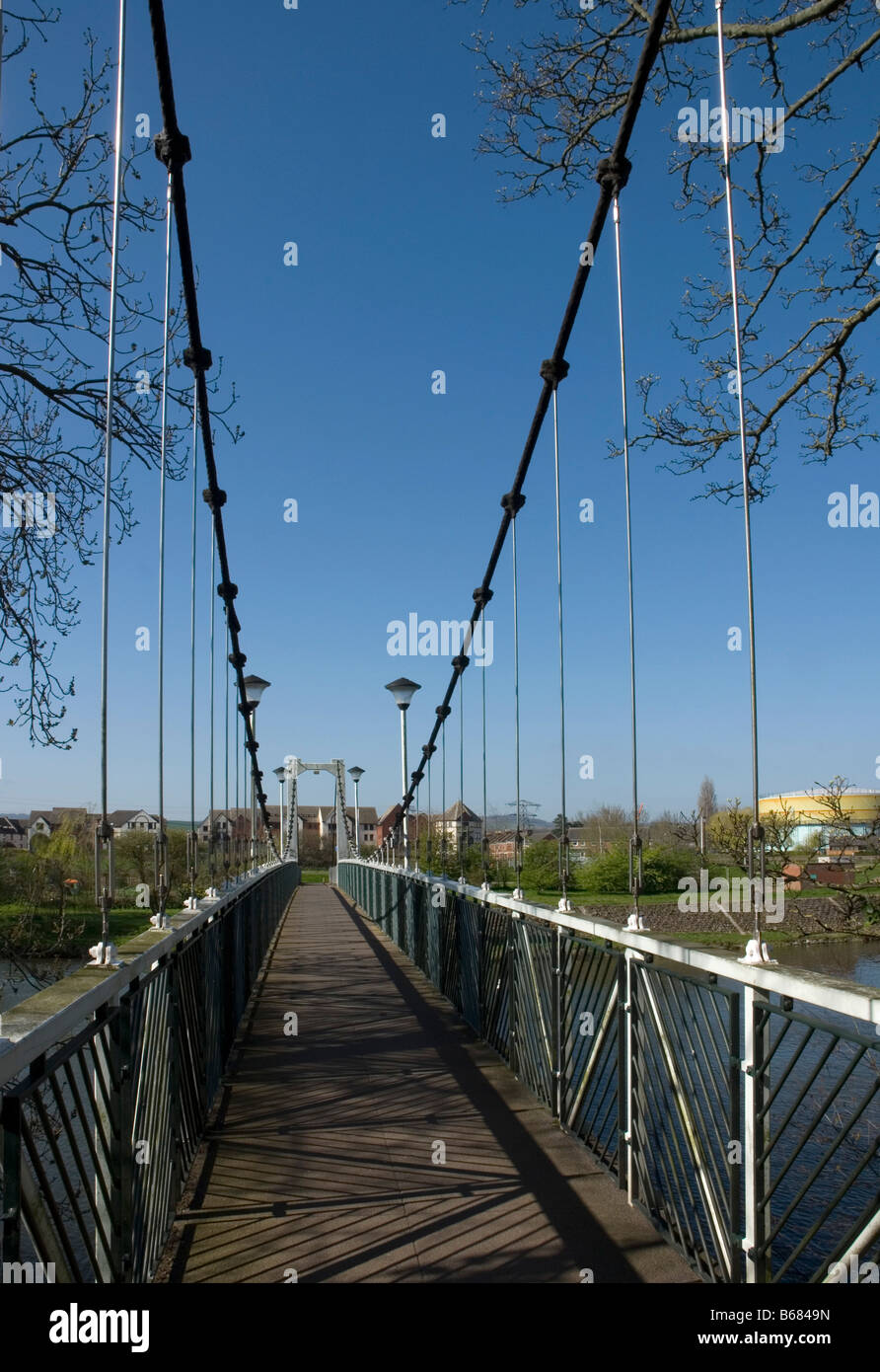Karottenhosenträger Wehr Hängebrücke über den Fluss Exe in Exeter Stockfoto