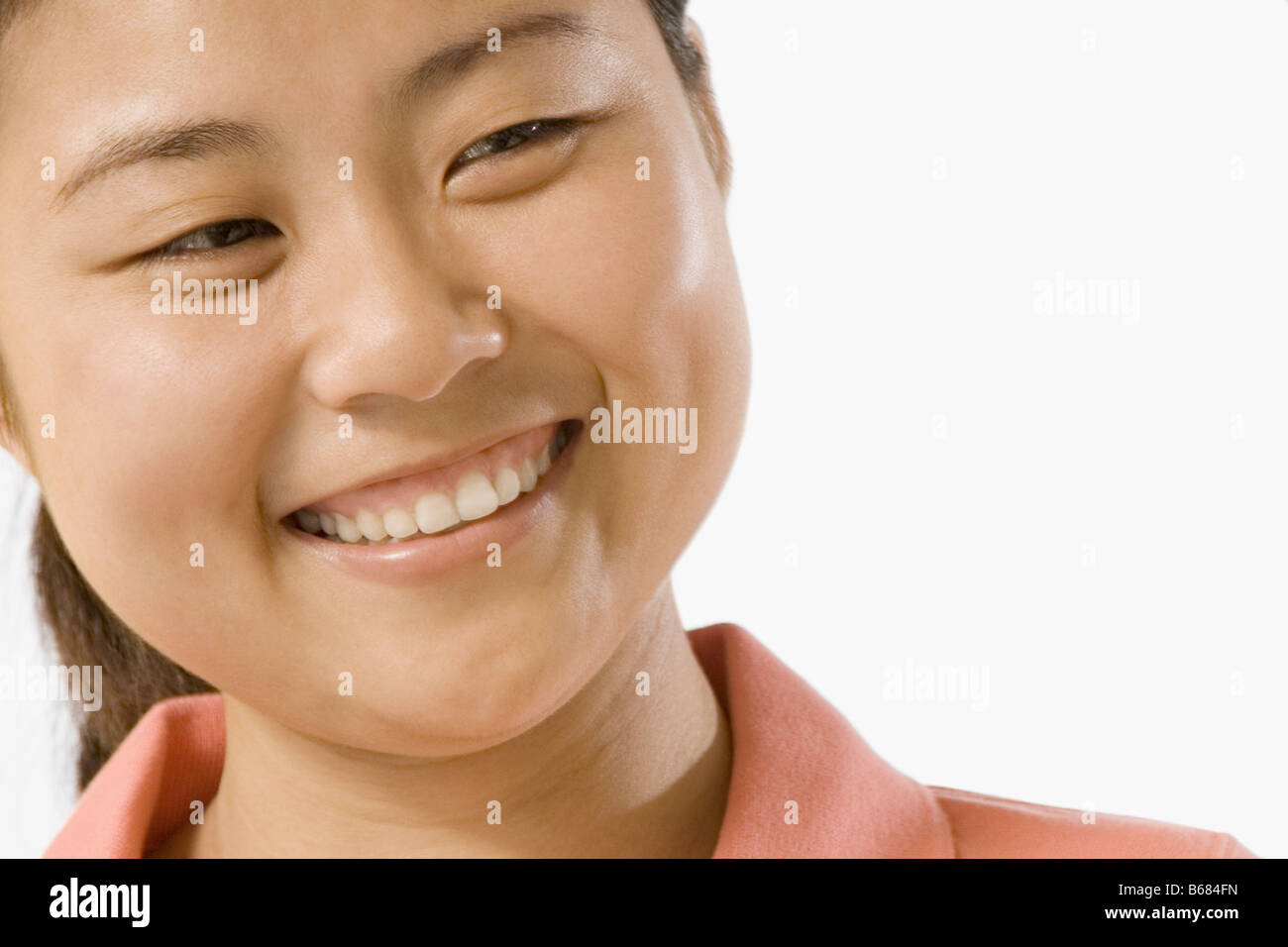 Eine weibliche Büroangestellte lächelnd in Nahaufnahme Stockfoto