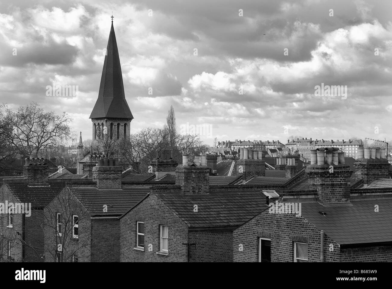 Anzeigen von Reihenhäusern in East Dulwich, South London, UK, einschließlich St John's Church spire Stockfoto