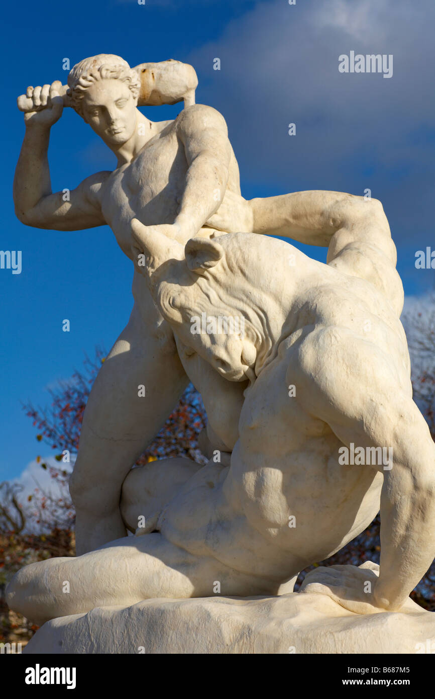 Thésée Kombattant le Minotaure eine Statue von Etienne Jules Ramey in den Tuilerien-Gärten-Paris-Frankreich Stockfoto