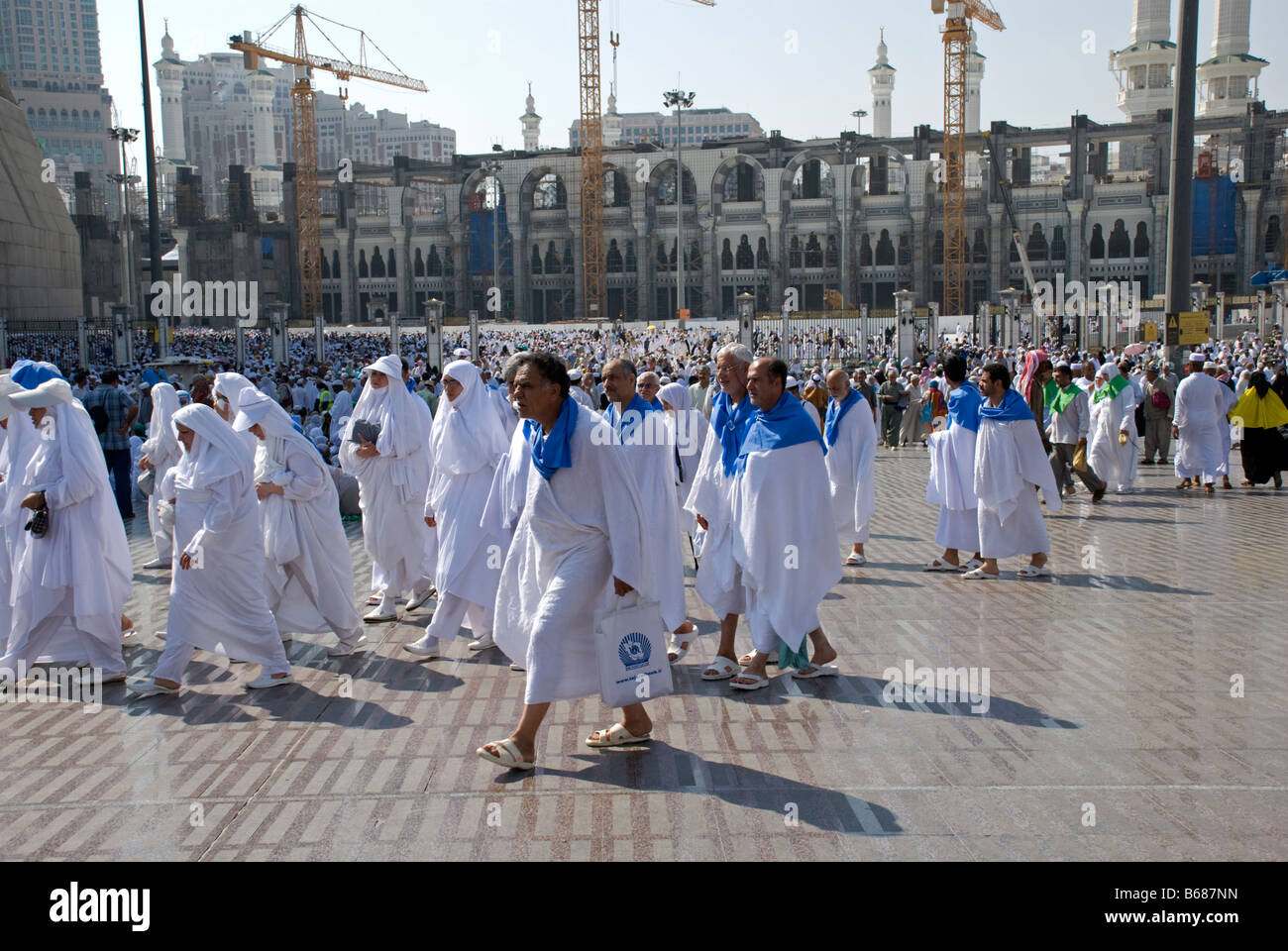 Eine Gruppe von muslimischen Pilgern verlassen Masjid al Haram kurz nach Mittag Gebet Dhur Makkah Saudi-Araber Stockfoto