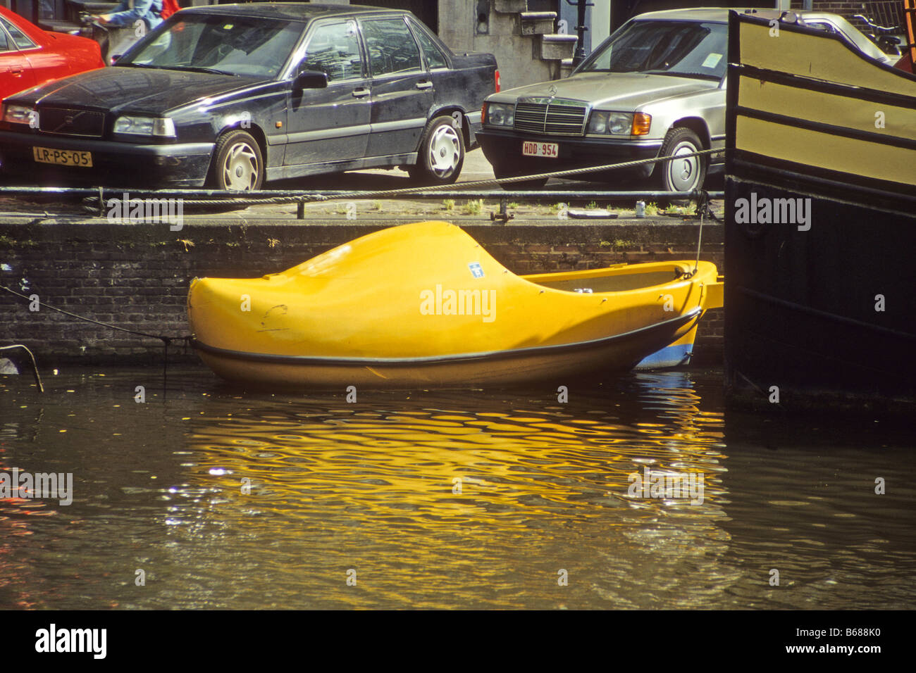 Boot, geformt wie eine gelbe Holzschuh, Amsterdam. Stockfoto
